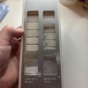 Glossy Snowflake Press-On Nails - White and Silver